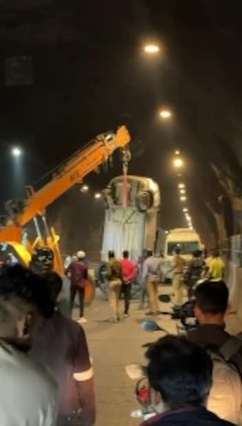 अपघातात कारचालकाला किरकोळ दुखापत झाली असून त्याला तात्काळ जवळच्या रुग्णालयात हलवण्यात आले आहे. मात्र त्याची प्रकृती स्थिर असल्याची माहिती डॉक्टरांनी दिली आहे.