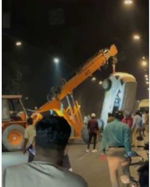 समोर आलेल्या माहितीनुसा प्राथमिक माहितीनुसार, संबंधित कार भरधाव वेगात जात होती. कात्रज बोगद्यात प्रवेश करताच कारचे ब्रेक अचानक फेल झाल्याने चालकाचे वाहनावरील नियंत्रण सुटले. परिणामी कार रस्त्याच्या कडेला आदळून पलटी झाली.