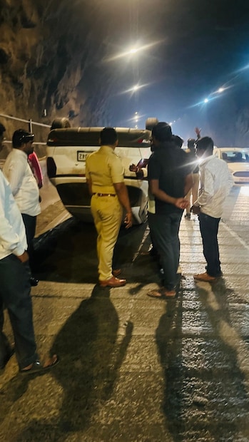 दरम्यान, अपघाताचे नेमके कारण तपासण्याचे काम सुरु असून ब्रेक फेल झाल्यानेच ही घटना घडल्याची प्राथमिक माहिती पोलिसांनी दिली आहे.