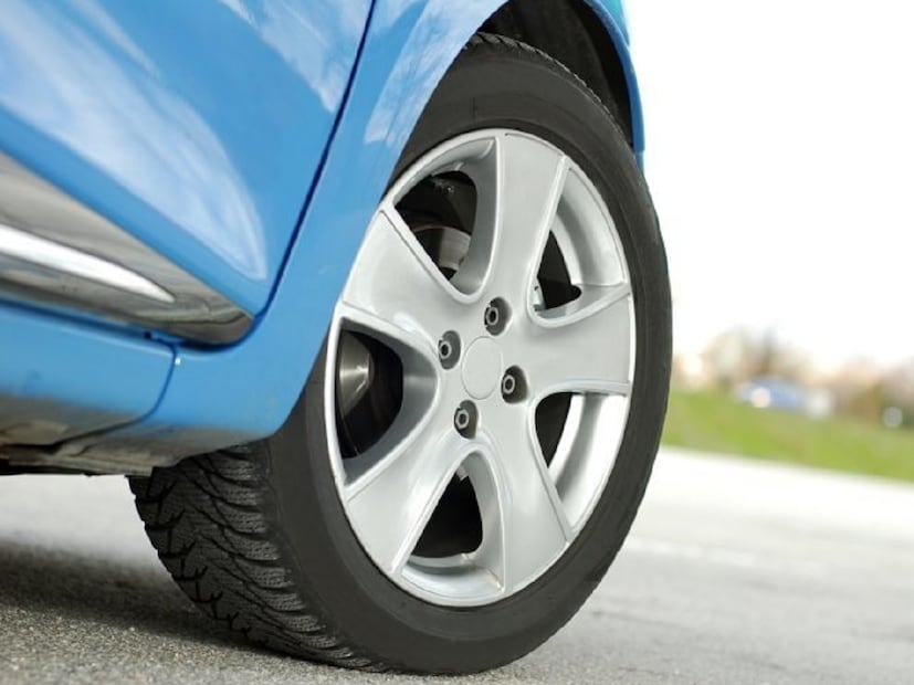 Winter Car Tyre Care Tips: हिवाळ्यात कारच्या टायर्सवर विशेषतः परिणाम होतो. कारण तापमान कमी होते आणि टायरमधील दाब कमी होतो. यामुळे टायरची काळजी घेणं खूप गरजेचं आहे.