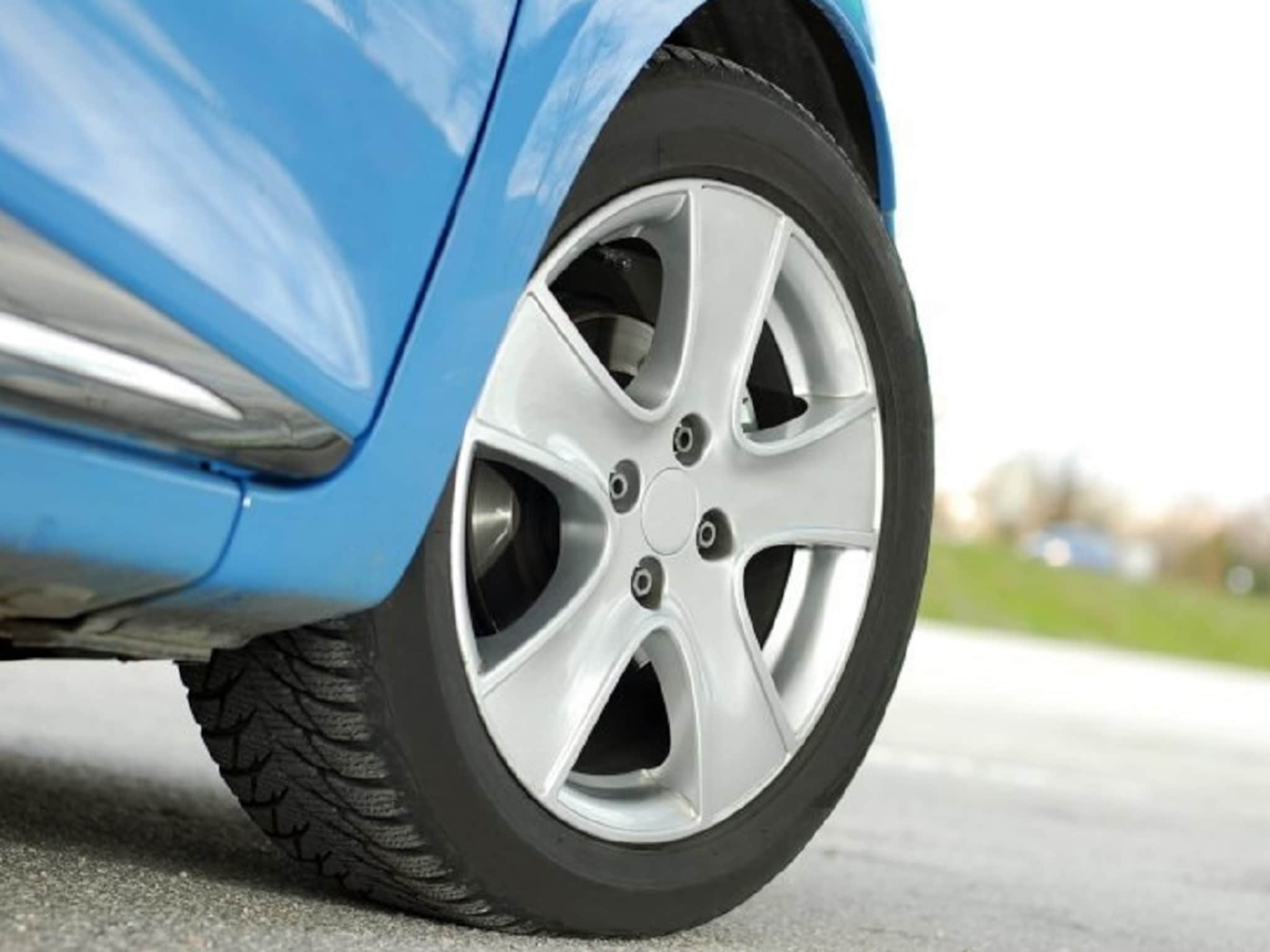 40,000 KM की 5 वर्षे? कधी बदलायला हवे गाडीचे टायर, अवश्य घ्या जाणून