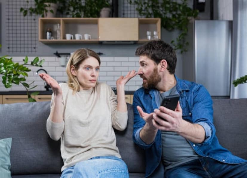 Catch Partner Cheating: तुमच्या नात्यात अचानक अंतर आले आहे आणि तुमचा जोडीदार नेहमीच त्यांचा फोन लपवत असतो का? जर असेल तर सावधगिरी बाळगा. आजच्या काळात, नवीन नातेसंबंध निर्माण करणे जितके सोपे झाले आहे तितकेच संशयाची शक्यता देखील वाढली आहे. जेव्हा कोणी पार्टनरशिप किंवा रिलेशनशिपमध्ये असते तेव्हा अशी अपेक्षा असते की काहीही लपलेले राहणार नाही. पण जर तुम्हाला वाटत असेल की तुमचा जोडीदार तुमच्यापासून काहीतरी लपवत आहे तर काय?