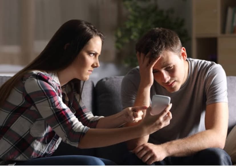 डिजिटल युगात, चोरी लपवण्यास मदत करणारी अनेक स्मार्ट फीचर उदयास आली आहेत. खरं तर, अॅप लॉक आणि हिडन फीचर्स आता स्मार्टफोनमध्ये एकत्रित केली आहेत. ज्यामुळे काहीही लपवणे सोपे होते. स्मार्टफोनमध्ये अॅप्स लॉक आणि लपवण्यासाठी बिल्ट-इन पर्याय आहे. हे प्रायव्हसी आणि सुरक्षिततेसाठी सादर केले गेले होते, परंतु बरेच लोक या फीचरचा गैरवापर करतात. 