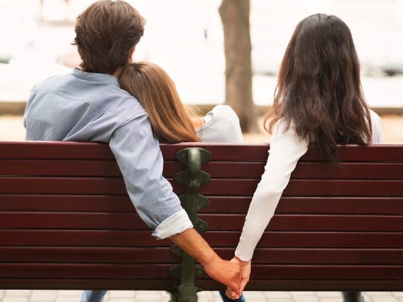 हे अ&#x200d;ॅप्स बऱ्याचदा इतक्या हुशारीने लपवले जातात की ते शोधणे आव्हानात्मक बनते. पण काळजी करण्याची गरज नाही. आज आपण अशा ट्रिकबद्दल जाणून घेणार आहोत जी तुमचा पार्टनर तुमच्यापासून डेटिंग अॅप किंवा इतर काही लपवत आहे का हे फक्त एका मिनिटात शोधण्यास मदत करेल.