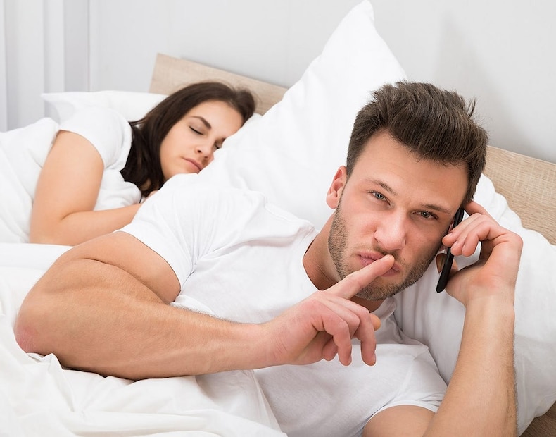 फोनच्या सेटिंग्जमध्ये खाली स्क्रोल करा आणि तुम्हाला Digital Wellbeing and parental controlsसाठी आप्शन दिसेल.त्यावर क्लिक केल्याने एक ग्राफ येईल. येथे, तुम्हाला अ&#x200d;ॅप टाइमर्ससाठी एक ऑप्शन देखील दिसेल. हा विभाग अ&#x200d;ॅप्सवर घालवलेल्या वेळेबद्दल माहिती प्रदान करतो. फोनवर लपलेले किंवा फोनच्या होम स्क्रीनवर दिसत नसलेले कोणतेही अॅप्स देखील येथे सहज दिसतात.