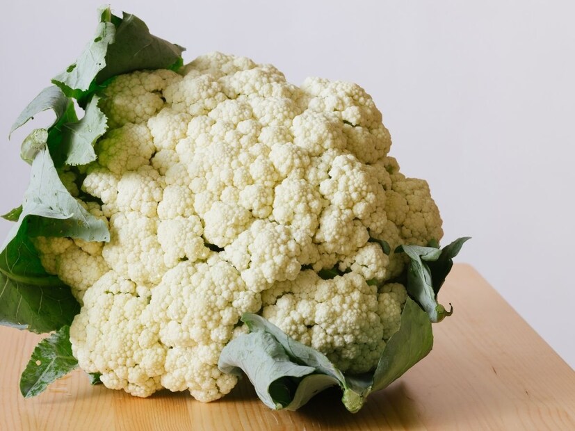 आता फ्लॉवर एका चाळणीत ओता आणि स्वच्छ पाण्याने दोन - तीन वेळा चांगला धुवा. यामुळे सर्व हळद आणि मीठ निघून जाईल आणि कोबी पूर्णपणे स्वच्छ होईल.