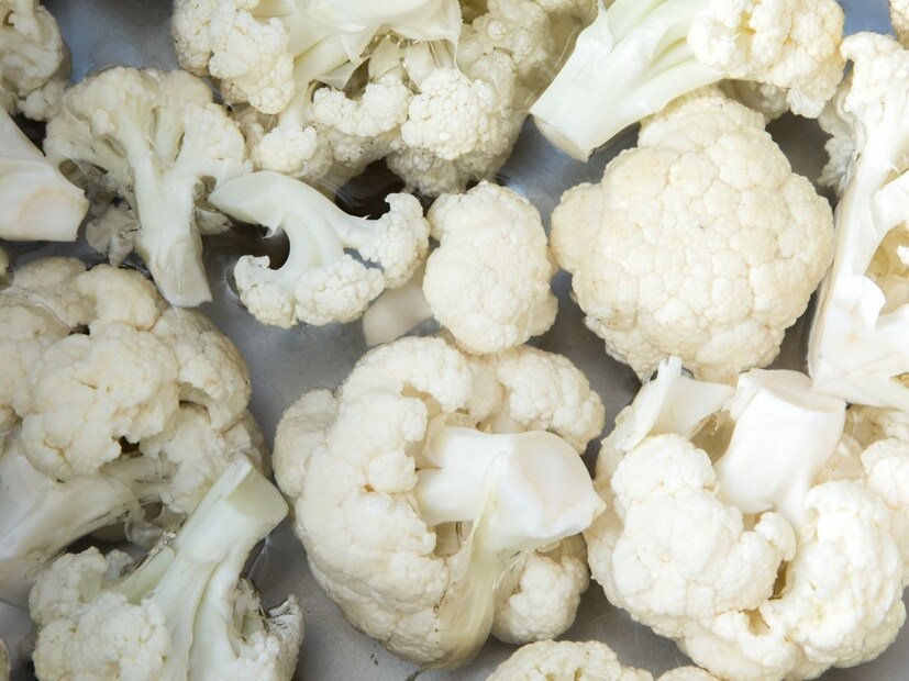 जर तुम्हाला सुरक्षित पद्धत वापरायची असेल तर तुम्ही हळद आणि मिठात थोडं व्हिनेगर किंवा लिंबाचा रस मिसळू शकता. यामुळे किडे पूर्णपणे नष्ट होण्यास मदत होते आणि भाजीपाल्यामध्ये असलेले कोणतेही बॅक्टेरिया देखील नष्ट होतात.