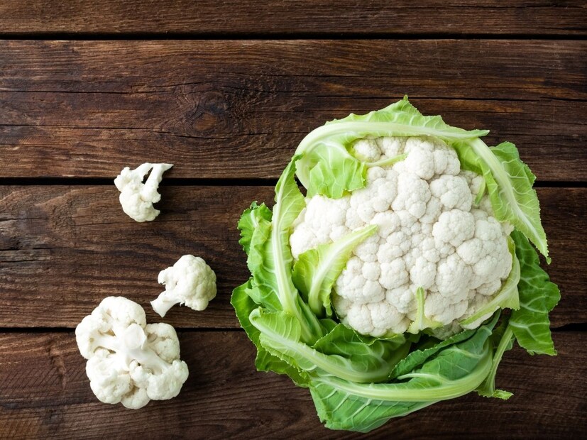 आता हा फुलकोबी स्वच्छ कसा करायचा, तर त्याचे लहान तुकडे करा. प्रत्येक फुल वेगळं करा. एका मोठ्या भांड्यात कोमट पाणी घ्या, ते जास्त गरम नसावं नाहीतर फ्लॉवर विरघळू शकतो.