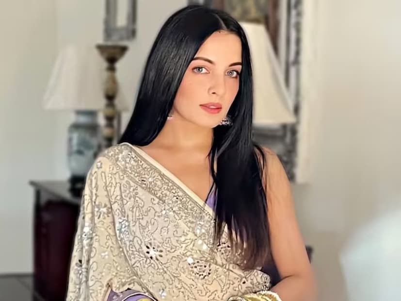  अभिनेत्री आणि माजी मिस इंडिया सेलिना जेटलीने आपला फॉरेनर पती पीटर हाग विरोधात घरगुती हिंसाचाराचा आरोप करत मुंबई उच्च न्यायालयात तक्रार दाखल केली आहे. अभिनेत्रीने आपल्या पतीविरोधात 50 कोटी रुपयांचा मानहानीचा दावा केला आहे. एखाद्या कामवाल्या बाईप्रमाणे पीटर वागवत असल्याचं सेलिना म्हणाली आहे. आता 12 डिसेंबर 2025 रोजी या प्रकरणाची सुनावणी होणार असून अभिनेत्रीने आता याबाबत पहिली पोस्ट सोशल मीडियावर शेअर केली आहे.