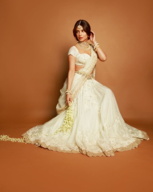  'वाराणसी' सिनेमाच्या इव्हेंटदरम्यान देसी गर्ल प्रियांका चोप्रा एखाद्या राजकन्येसारखी सजूनधजून पोहोचली होती. प्रियांका चोप्राने आपल्या लुकने सर्वांनाच घायाळ केलं.