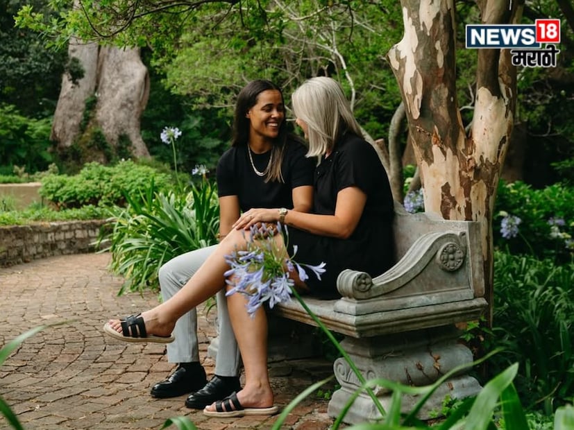 दक्षिण आफ्रिकेच्या स्टारने मिशेलला एका गुडघ्यावर प्रपोज केले आणि नंतर तिच्या बोटात एंगेजमेंटची अंगठी घातली.