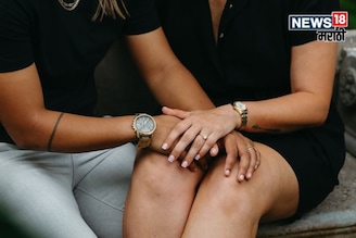 इकडं स्मृतीच्या लग्नात विघ्न पण तिकडं ऑलराऊंडरने गर्लफ्रेंडसोबत उरकला साखरपुडा