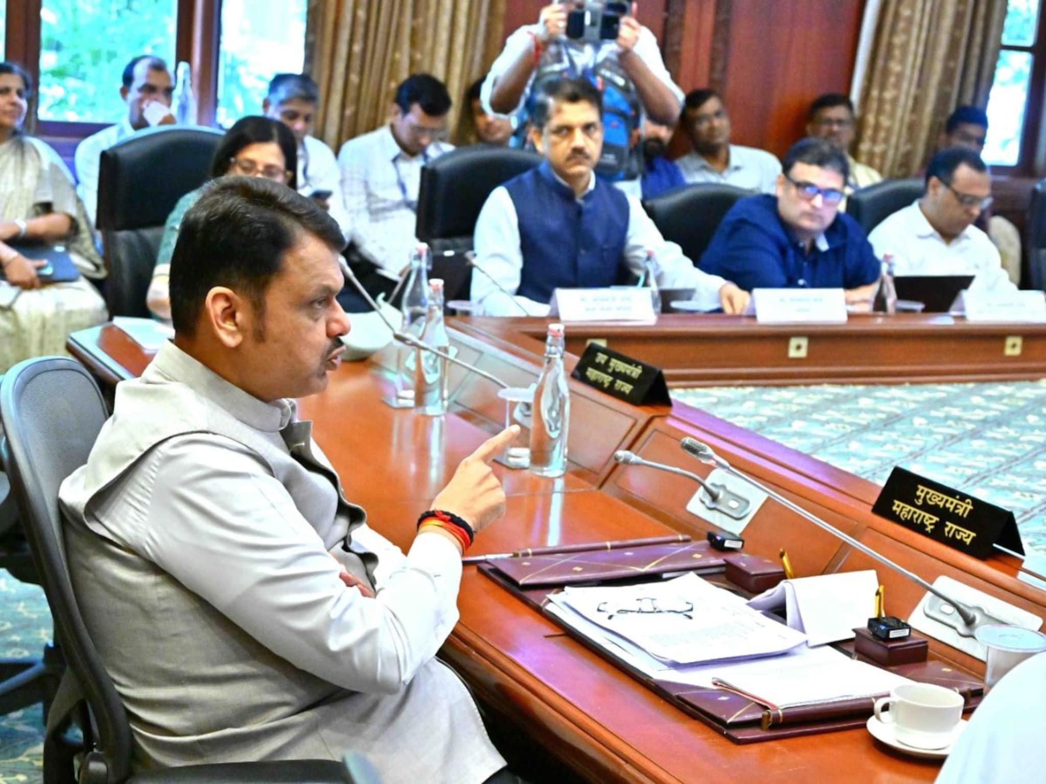 बीडीडी चाळीसंदर्भात CM देवेंद्र फडणवीस यांच्या अधिकाऱ्यांना महत्त्वाच्या सूचना