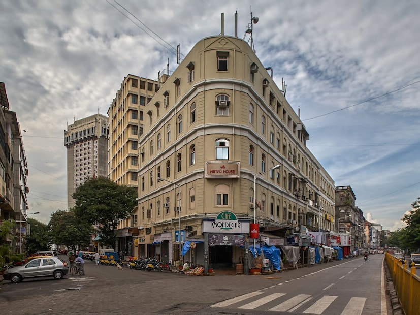  कुलाबा कॉजवे इथे तुम्ही शॉपिंग सुद्धा करू शकता. इथे तुम्ही फॅशन संबंधित अनेक गोष्टी खरेदी करू शकता.