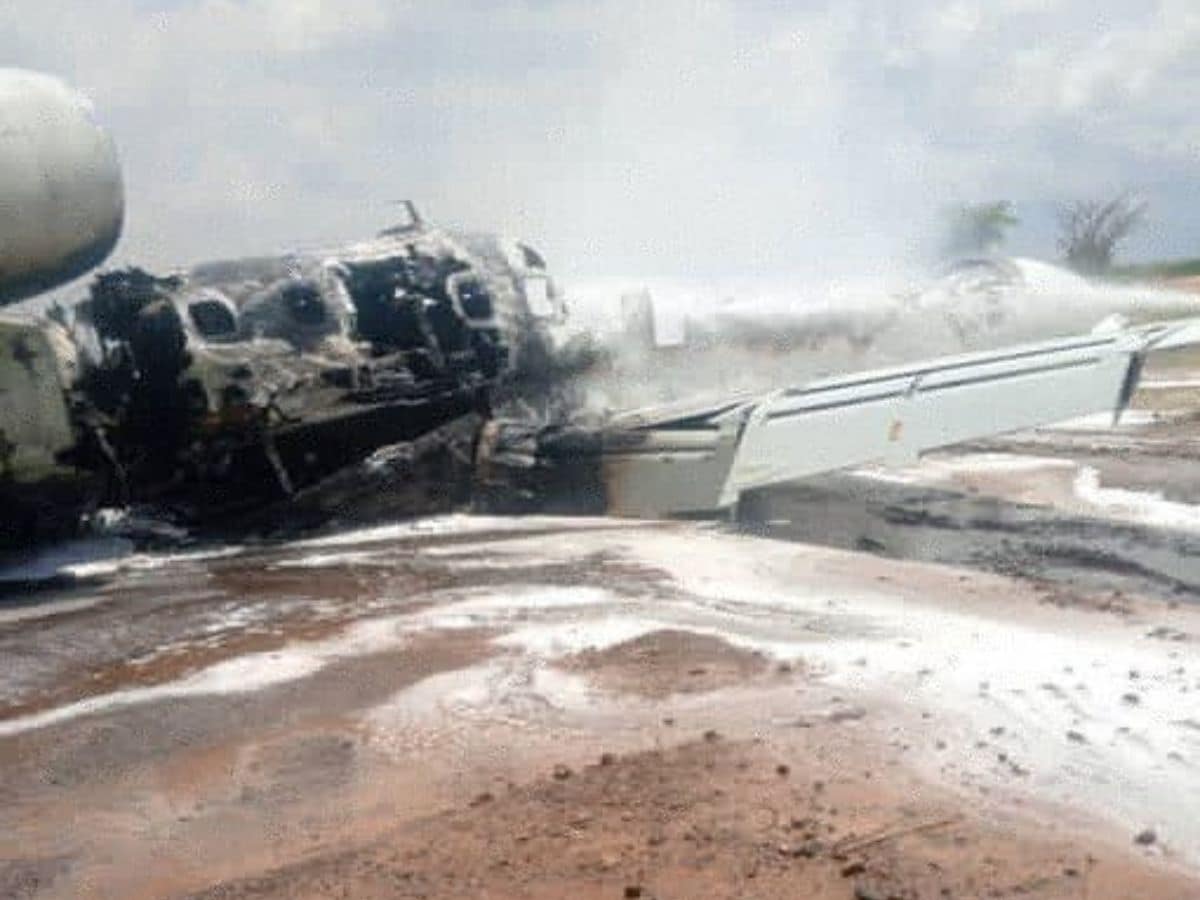 व्हायरल व्हिडीओ आणि फोटोमध्ये विमानतळावरील सर्व्हायव्हल फुटेजमध्ये काळा धुराचा प्रचंड लोट आकाशात जाताना दिसतो. मागचा भाग पेटलेला असताना, आपत्कालीन पथकांनी पाण्याच्या फोर्सने आग विझवण्याचा आटोकाट प्रयत्न केला. तसेच आग लागताच पुढच्या दरवाजाने प्रवाशांना खाली उतरवण्यात आलं.