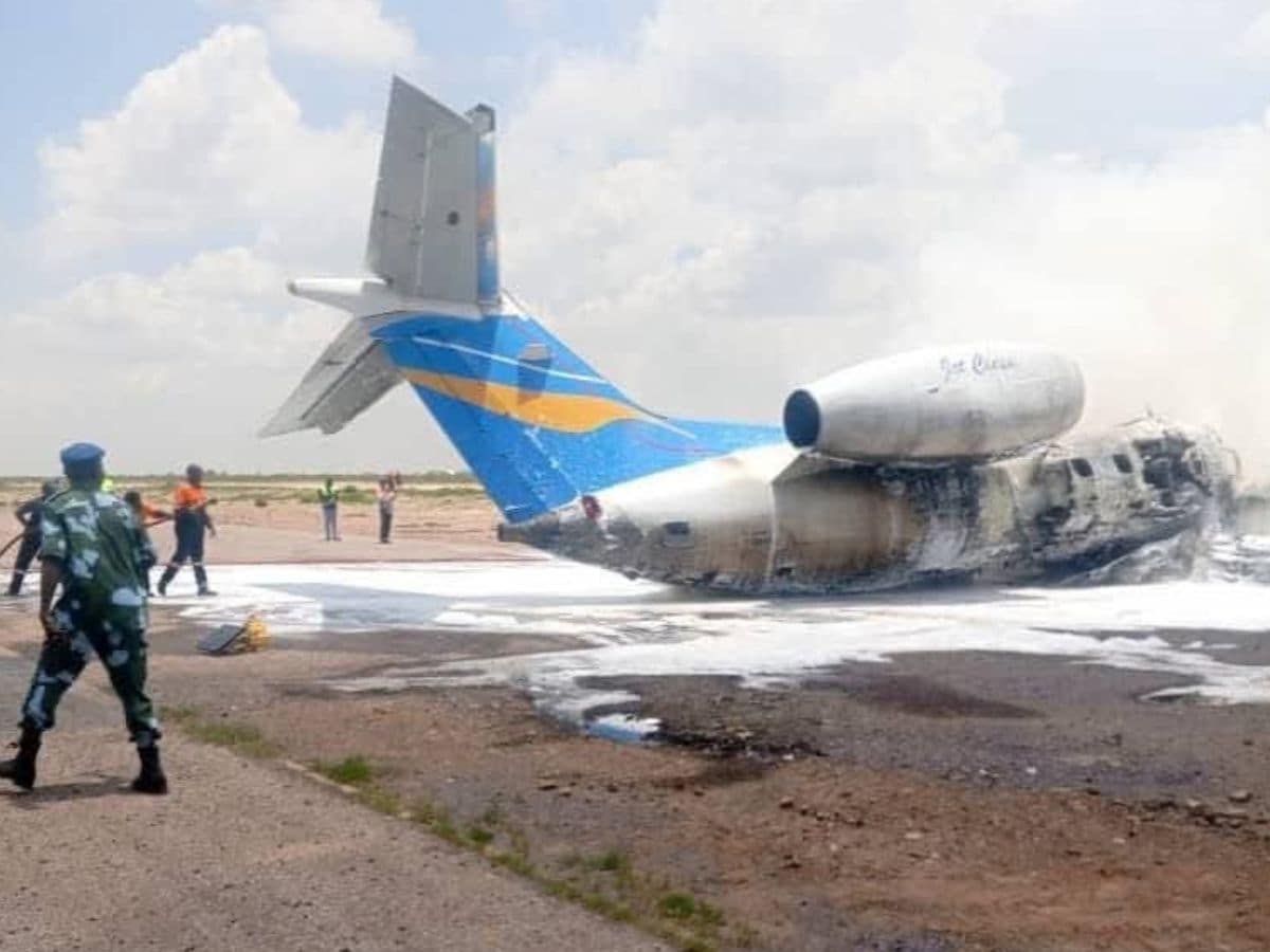 या विमानाने किन्शासाहून सकाळी सुमारे 11 वाजता लँडिंग करण्याचा प्रयत्न केला. पण रनवे 29 वर उतरताना विमान घसरलं आणि थेट पुढे ओव्हरशूट होऊन गेलं. अचानक विमानाच्या टेल सेक्शनला आग लागली आणि काही सेकंदात मागचा अर्धा भाग आगीने वेढला.