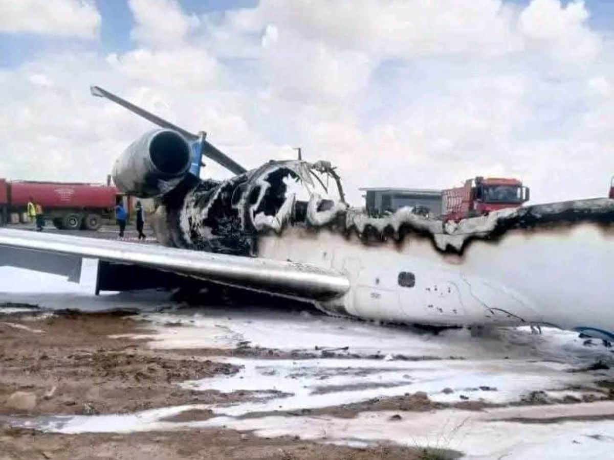 या घटनेचे फोटो-व्हिडीओ सोशल मीडियावर व्हायरल झाले आहेत. ज्यामध्ये विमान पूर्णपणे जळून कोळसा झाल्याचं दिसतंय; अशात अनेकांना ही भीती होती अशात जीव वाचणं कठीण आहे. पण नशिबाने ऐवढा भयंकर अपघात घडूनही सर्व 20 प्रवाशांचे प्राण वाचले आहेत.