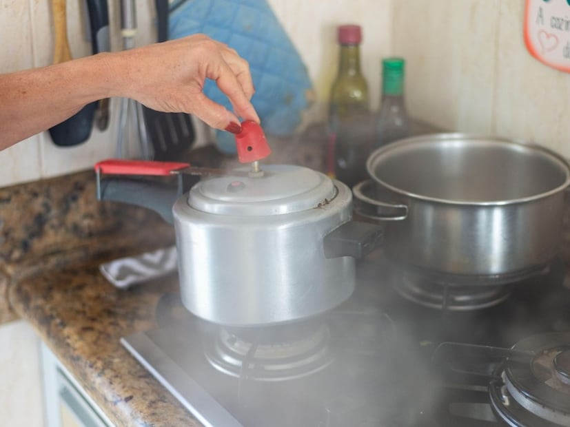 कुकरमध्ये पदार्थ झटपट तयार होतात. विशेषत: आता भात बनवण्यासाठी शक्यतो बरेच लोक कुकर वापरतात. काही शिट्ट्यांमध्ये भात तयार होतो. पण मग परफेक्ट भातासाठी कुकरला किती शिट्ट्या करायच्या 2, 3 की 4? कुकरमध्ये पदार्थ झटपट तयार होतात. विशेषत: आता भात बनवण्यासाठी शक्यतो बरेच लोक कुकर वापरतात. काही शिट्ट्यांमध्ये भात तयार होतो. पण मग परफेक्ट भातासाठी कुकरला किती शिट्ट्या करायच्या 2, 3 की 4?