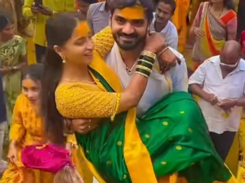 नवरा आपल्या बायकोला उचलून घेतो आणि जेजुरी गड चढतो. जेजुरी गडाच्या 450 पायऱ्या, प्रत्येक पायरीमागे एक एक वचन, एक आशीर्वाद असतो.