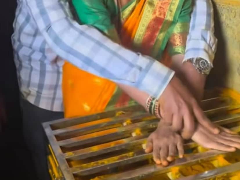 जेजुरीचा खंडोबा म्हणजे शंकराचं आणि म्हाळसा म्हणजे देवी पार्वतीचं रूप आहे. जसा त्यांचा संसार सुखाचा झाला तसा आपला संसारही सुखी व्हावा अशी प्रार्थना जोडपी तिथं करतात. तर बहुतांश जोडप्यांंचं कुलदैवत खंडोबा असल्याने ते जेजुरीला जातात. (सर्व फोटो : सोशल मीडिया)