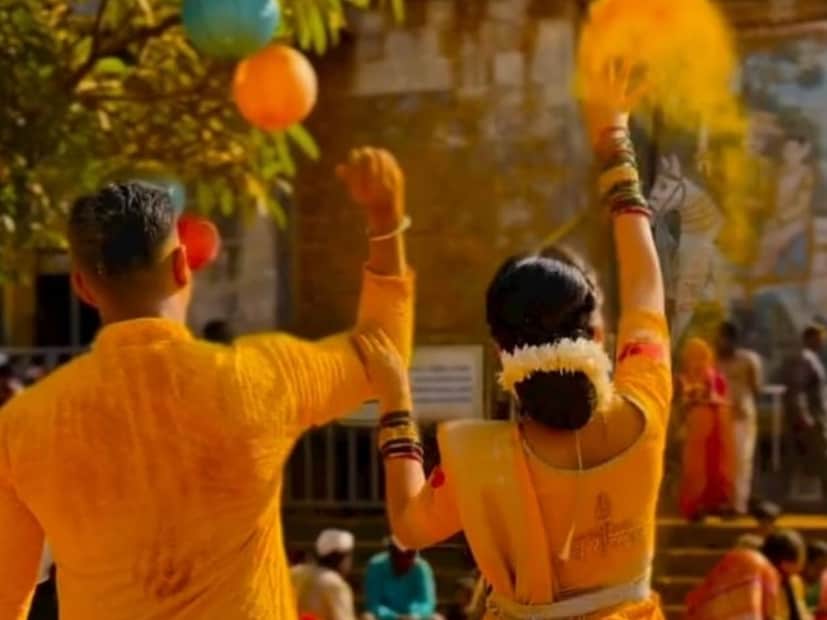 जेजुरी गडावर पोहोचल्यावर खंडोबाचं दर्शन घेत कपल हवेत हळदीची उधळण करतात. काही जण लग्नानंतर घातला जाणारा गोंधळाचा विधीही जेजुरीतच करतात.