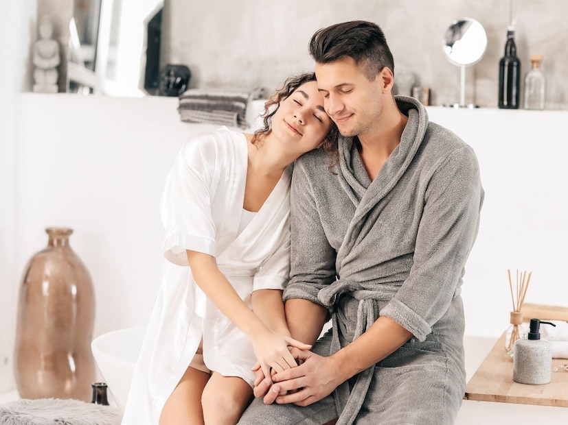 यामध्ये शाम्पू, बॉडी वॉश, साबण, टूथपेस्ट, ब्रश, बॉडी लोशन, केसांचे तेल, कंगवा, टॉयलेट पेपर, टॉवेल, शॉवर कॅप, चप्पल, कॉफी, टी बॅग इत्यादींचा समावेश आहे.