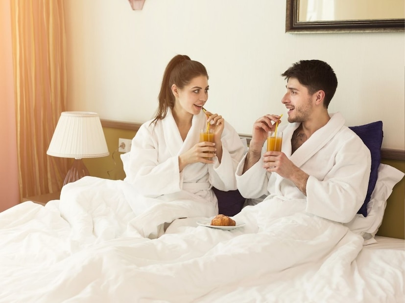 लग्नानंतर असतो तो हनीमूनचा काळ. हनीमूनसाठी कपल्स देशविदेशात फिरायला जातात. तिथं हॉटेलमध्ये राहतात. हनीमून संपल्यानंतर हॉटेलमधील अशा काही वस्तू आहेत ज्या तुम्हाला फ्री असतात तुम्ही बिनधास्त घरी घेऊन जाऊन शकता. लग्नानंतर असतो तो हनीमूनचा काळ. हनीमूनसाठी कपल्स देशविदेशात फिरायला जातात. तिथं हॉटेलमध्ये राहतात. हनीमून संपल्यानंतर हॉटेलमधील अशा काही वस्तू आहेत ज्या तुम्हाला फ्री असतात तुम्ही बिनधास्त घरी घेऊन जाऊन शकता.