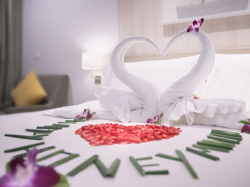 2 स्टार, 3 स्टार, 5 स्टार असे अनेक प्रकारची हॉटेल्स आहेत आणि सर्व सुविधा शुल्कानुसार आहेत. 3 स्टार किंवा 5 स्टार हॉटेल असो, हॉटेलच्या रूममध्ये राहणाऱ्या ग्राहकांना अनेक प्रकारच्या गोष्टी मोफत दिल्या जातात. कॉम्प्लिमेंटरी म्हणून दिलेल्या गोष्टी ग्राहकांच्या सोयीसाठी दिल्या जातात.