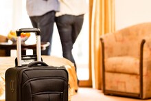 हनीमूनला जाताय! बॅग हॉटेलच्या बाथरूममध्ये ठेवा; कपल्ससह कुटुंबासाठीही फायद्याचं