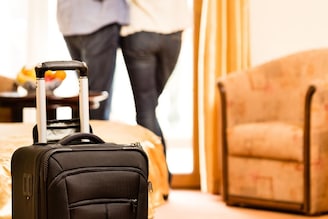 हनीमूनला जाताय! बॅग हॉटेलच्या बाथरूममध्ये ठेवा; कपल्ससह कुटुंबासाठीही फायद्याचं