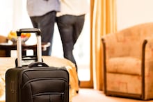 Honeymoon : हनीमूनला जाताय! सामानाची बॅग हॉटेलच्या बाथरूममध्ये ठेवा; विचित्र वाटेल पण कपल्ससह कुटुंबासाठीही फायद्याचं