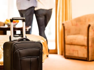 हनीमूनला जाताय! बॅग हॉटेलच्या बाथरूममध्ये ठेवा; कपल्ससह कुटुंबासाठीही फायद्याचं