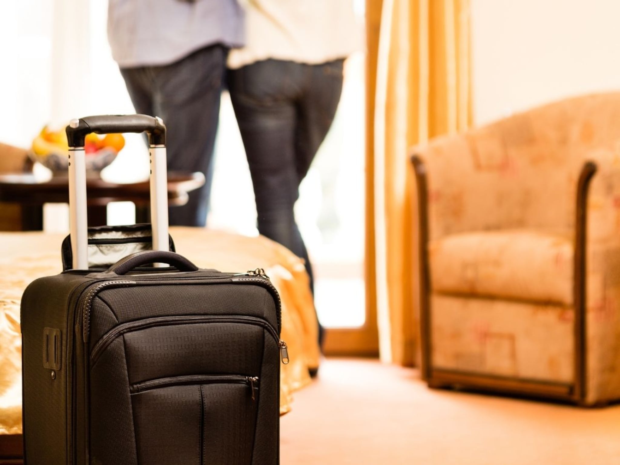 Honeymoon : हनीमूनला जाताय! सामानाची बॅग हॉटेलच्या बाथरूममध्ये ठेवा; विचित्र वाटेल पण कपल्ससह कुटुंबासाठीही फायद्याचं