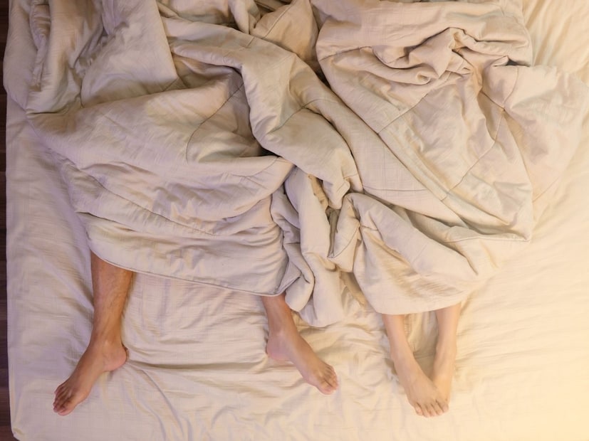 महिलांमध्ये मुख्य संप्रेरक इस्ट्रोजेन आहे, जो मासिक पाळी, गर्भधारणा आणि रजोनिवृत्ती नियंत्रित करतो. इस्ट्रोजेन शरीरातील हृदय, लिव्हर आणि मेंदू अशा मुख्य अवयवांचं संरक्षण करण्यासाठी रक्तप्रवाहाचं केंद्रीकरण करतं. थंड हवामानात शरीर जगण्याच्या स्थितीत जातं. महत्त्वाच्या अवयवांना उबदार ठेवण्यास प्राधान्य देतं. यामुळे हात, पाय आणि नाक यांसारख्या अवयवांना रक्तपुरवठा कमी होतो, ज्यामुळे ते थंड होतात.