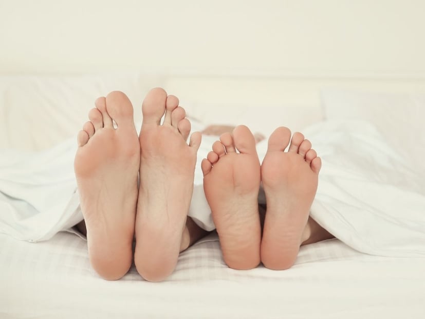 हे रहस्य उलगडण्यासाठी अभ्यास करण्यात आले आहेत एका अभ्यासात असं आढळून आलं आहे की महिलांच्या शरीराचं मुख्य तापमान पुरुषांच्या शरीराच्या तापमानापेत्षा 0.5-1 अंश जास्त असतं, पण त्यांचे हातपाय 2-3 अंश थंड असतात. ब्रिटिश जर्नल ऑफ मेडिसिनमधील संशोधनानुसार, महिला थंडीत 2.5 अंश कमी तापमानात थरथर कापू लागतात, तर पुरुष 1.5 अंशांनी थरथर कापू लागतात.