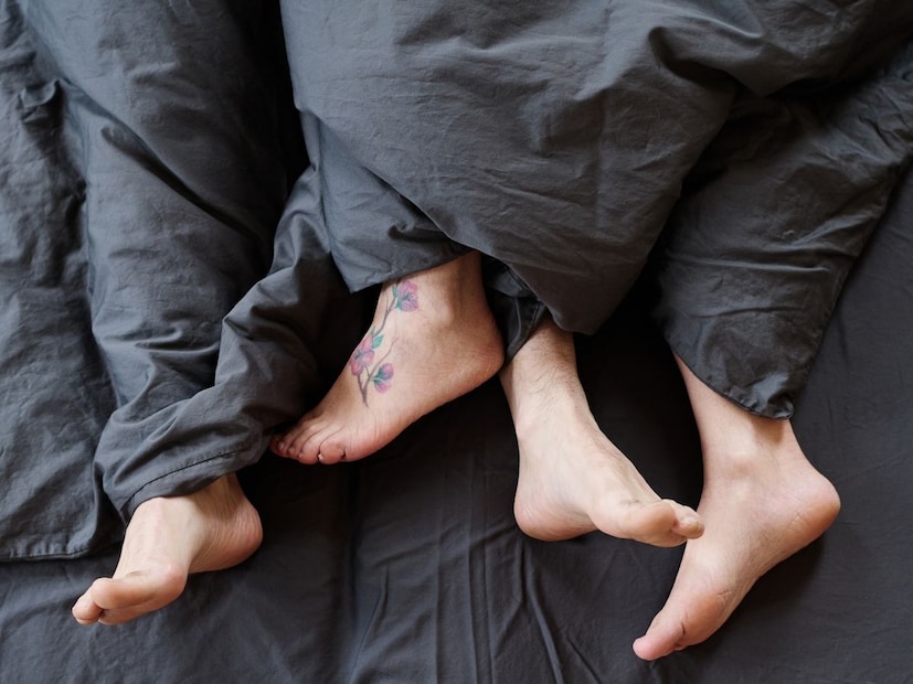 हिवाळ्यात महिलांचे हात आणि पाय लवकर थंड का होतात, तर पुरुषांचे हात आणि पाय उबदार का राहतात.हा एक शारीरिक फरक आहे जो थंडीत 70-80% महिलांना प्रभावित करतो, तर तो फक्त 20-30% पुरुषांना प्रभावित करतो. बरेच लोक असं मानतात की ही फक्त एक सामान्य गोष्ट आहे, पण त्यामागे एक संपूर्ण विज्ञान आहे.