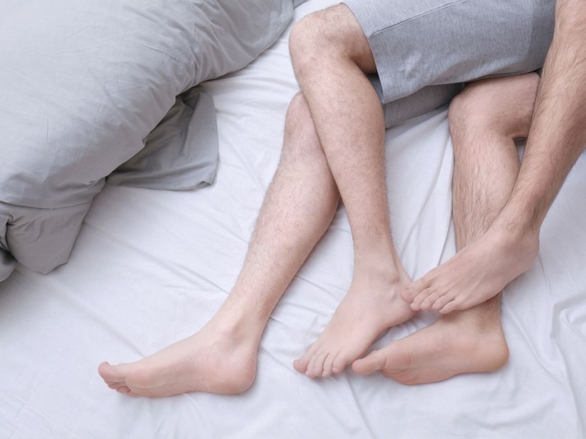 महिलांमध्ये त्वचेखालील चरबी जास्त असते, जी इन्सुलेशन पुरवते पण रक्तवाहिन्या आकुंचन पावतात. दुसरीकडे पुरुषांमध्ये कमी चरबी आणि जास्त स्नायू असतात, ज्यामुळे रक्त प्रवाह सुधारतो. मासिक पाळीमुळे महिलांमध्ये लोहाची कमतरता देखील सामान्य आहे, ज्यामुळे ऑक्सिजन वाहून नेणारे हिमोग्लोबिन कमी होतं, ज्यामुळे रक्ताभिसरणावर परिणाम होतो. या कमी रक्ताभिसरणामुळेच थंड हवामानात महिलांचे हात आणि पाय पुरुषांपेक्षा थंड असतात.