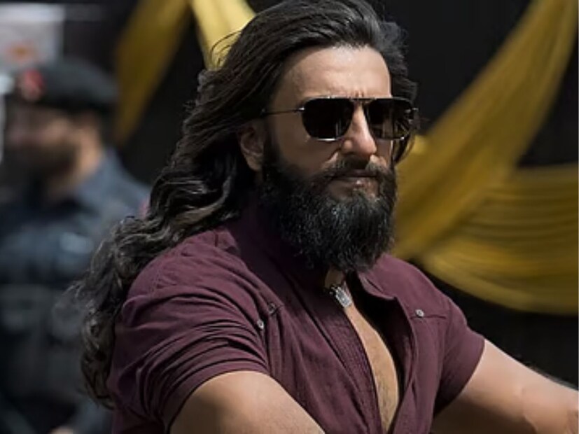  धुरंधर (Dhurandhar) : रणवीर सिंह 'धुरंधर' या चित्रपटाच्या माध्यमातून रुपेरी पडदा गाजवायला सज्ज आहे. आदित्य धर दिग्दर्शित या चित्रपटात रणवीर सिंहसह संजय दत्त, अक्षय खन्ना, अर्जुन रामपाल आणि आर माधनव हे कलाकार मुख्य भूमिकेत झळकणार आहेत. ही एक स्पाय अॅक्शन फिल्म आहे. 5 डिसेंबर 2025 रोजी हा चित्रपट थिएटरमध्ये प्रदर्शित होईल.