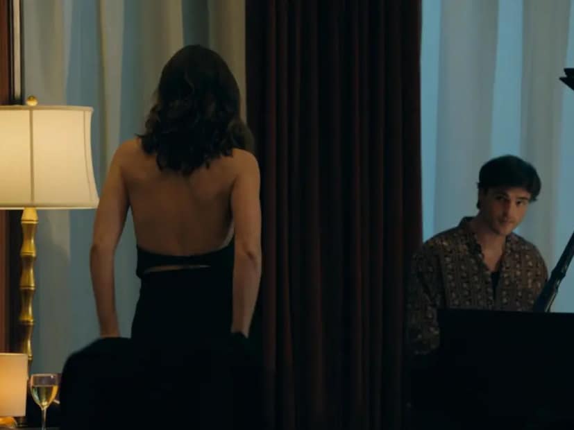  रॉटन टोमॅटोज आणि IMDb सारख्या रिव्ह्यू साइट्स चित्रपटाच्या यशाचं प्रतिबिंब दाखवतात. सपोर्टिंग कास्टचा रोलही कथेला बळकट बनवतो आणि कधी कधी मुख्य कलाकारांपेक्षा सहायक भूमिकेतील कलाकार जास्त भाव खातात. 'डीप वॉटर' ही एक एरॉटिक सायकोलॉजिकल थ्रिलर फिल्म आहे. 18 मार्च 2022 रोजी हा चित्रपट थिएटमध्ये रिलीज झाला होता. एड्रियन लाइन यांनी दिग्दर्शित केलेली ही फिल्म त्यांच्या 20 वर्षांच्या ब्रेकनंतरचं कमबॅक होतं.