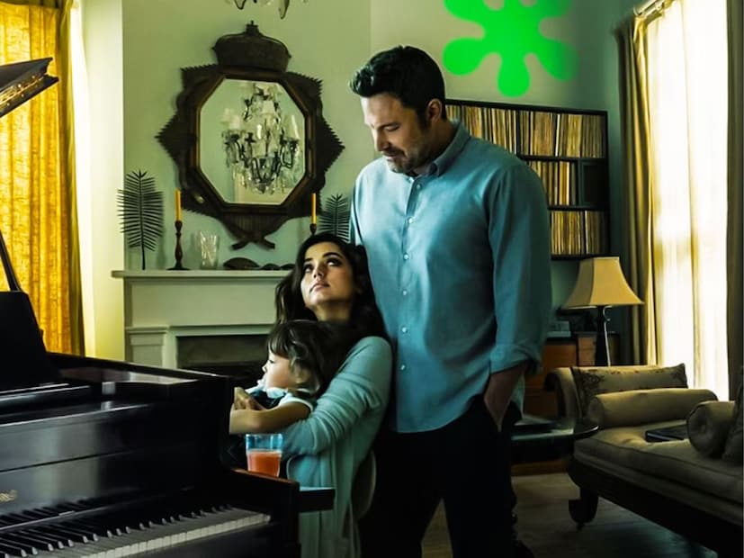  'डीप वॉटर' या चित्रपटाची कथा विक आणि मेलिंडा या श्रीमंत दांपत्याभोवती फिरते. घटस्फोट टाळण्यासाठी ते एक विचित्र करार करतात. मेलिंडाला अफेअर्स करण्याची मुभा आहे, पण त्याबदल्यात विक त्यांच्या नात्यातील रहस्यांवर नियंत्रण ठेवतो. मेलिंडाचे अनेक प्रियकर रहस्यमयरीत्या गायब होऊ लागतात, ज्यामुळे विकवर संशय निर्माण होतो. विकला शिंपले पाळण्याचा छंद असतो. यातून त्याचा धोकादायक स्वभाव पाहायला मिळतो.