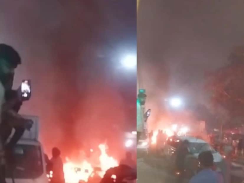 लाल किल्ल्याजवळील मेट्रो स्टेशन परिसरात असलेल्या चार ते पाच गाड्यांना आग लागली. तसेच परिसरात असलेल्या १० ते १५ गाड्यांच्या चिंधड्या उडाल्या. आगीच्या ज्वाळांनी आकाशात धुराचे लोट झाले.  