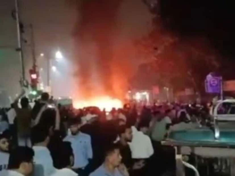 एका इको व्हॅनमध्ये सर्वांत प्रथम स्फोट झाल्याची माहिती मिळत आहे. त्यानंतर इको व्हॅनच्या शेजारील गाड्यांना आग लागली. घटना नेमकी काय घडलीये कशामुळे आग लागलीये हे सुरुवातीला नागरिकांना कळाले नाही. मात्र कानठळ्या बसवणाऱ्या आवाजाने स्फोट झाल्याचा अंदाज नागरिकांनी लावला.