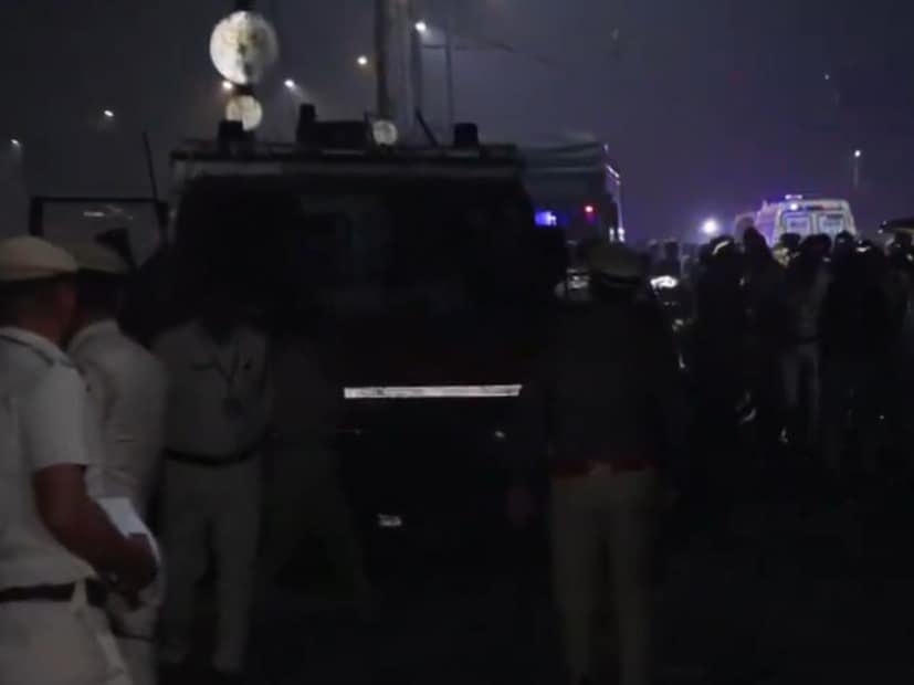 दिल्ली पोलिसांच्या सूत्रांच्या माहितीनुसार, लाल किल्ला मेट्रो स्टेशनजवळ अतिशय जोरदार स्फोट झाला आहे. स्फोटाचा प्रकार अजून स्पष्ट झालेला नाही. 