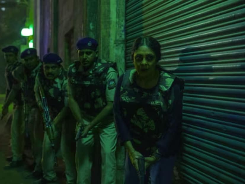  'दिल्ली क्राइम 3' या सीरिजमध्ये 2012 मधील बेबी फलकच्या घटनेसोबत महिला तस्करीच्या वाईट कारस्थानांनाही दाखवण्यात आले आहे. ‘बडी दीदी’ नावाची एक महिला हे संपूर्ण रॅकेट चालवते. पोलिसांच्या नजरेतून बचाव करून ‘बडी दीदी’ची गँग त्या मुलींना पळवून नेत असते. ज्या आपल्या घरातून नोकरीच्या शोधात बाहेर पडतात. तसेच या मुलींना नोकरीचे आमिष दाखवून ‘बडी दीदी’च्या गँगचे सदस्य त्यांना उचलून नेतात. आता या संपूर्ण केसची जबाबदारी दिल्ली पोलिसांवर येते. पण नंतर कथानकात ट्विस्ट येतो. हा ट्विस्ट नक्की काय असेल हे जाणून घेण्यासाठी तुम्हाला सीरिजच पाहावी लागेल.