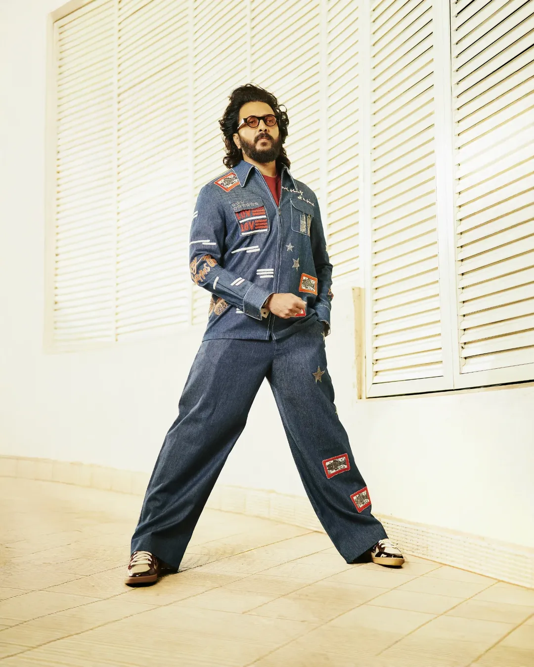  रितेश देशमुखने डेनिम लुकमधील फोटो शेअर केले आहेत. तसेच हे फोटो शेअर करत त्याने कॅप्शनमध्येही 'डेनिम मूड, गूड मूड' असं लिहिलं आहे. त्याच्या या लेटेस्ट फोटोशूटवर अनेक सेलिब्रिटींसह चाहत्यांनी कमेंट्सचा वर्षाव केला आहे.