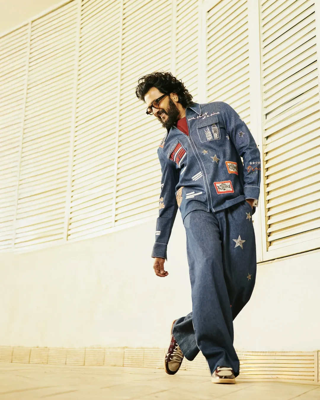  हिंदी-मराठी मनोरंजनसृष्टी गाजवणारा अभिनेता रितेश देशमुख सध्या तीन गोष्टींमुळे चर्चेत आहे. रितेशचा 'मस्ती 4' हा चित्रपट थिएटरमध्ये धमाका करत आहे. दुसरीकडे 'राजा शिवाजी' या चित्रपटामुळे तो चर्चेत आहे. अशातच 'बिग बॉस मराठी सीझन 6'चा पहिला प्रोमो आऊट झाल्याने तो पुन्हा चर्चेत आला आहे.