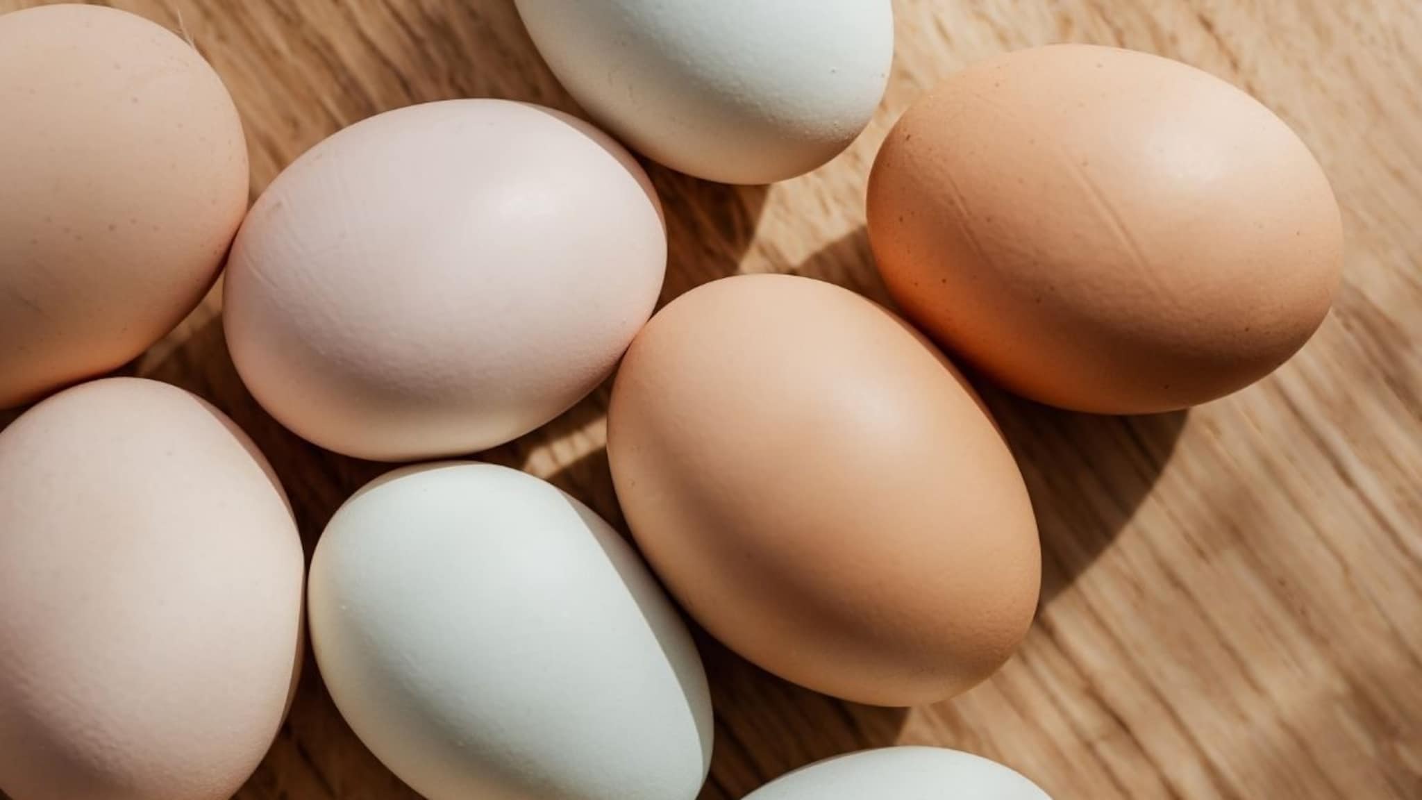 बाई, हा काय प्रकार! साधं पांढरं अंडं सिंदूर लावताच बनतंय गावठी, खाताना सांभाळूनच