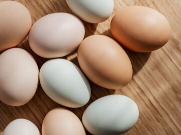 बाई, हा काय प्रकार! साधं पांढरं अंडं सिंदूर लावताच बनतंय गावठी, खाताना सांभाळूनच