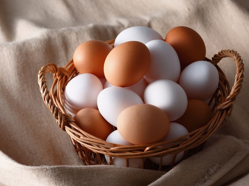 विभागाच्या अधिकाऱ्यांच्या मते, देशी अंडी पांढऱ्या अंड्यांपेक्षा जास्त किमतीला विकतात. यामुळे नफ्याच्या आमिषाने काही व्यापारी कृत्रिम रंग वापरून ग्राहकांना फसवत आहेत. बाजारात एक पांढरं अंडं आठ ते नऊ रुपयांना आणि एक देशी अंडं 20 रुपयांना विकलं जात आहे.