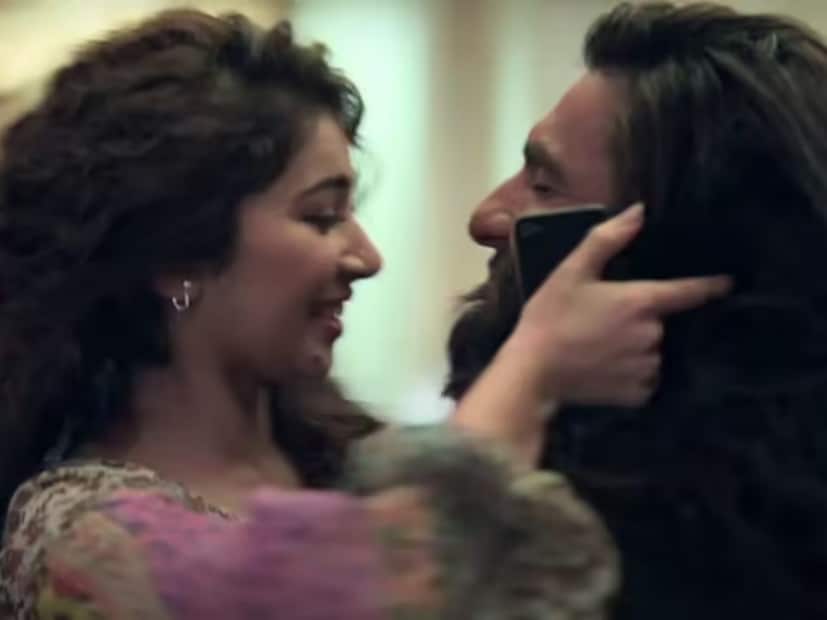  'धुरंधर'चा ट्रेलर रिलीज होताच सर्वांचं लक्ष वेधून घेतलं आहे 20 वर्षीय अभिनेत्री सारा अर्जुनने. 40 वर्षीय रणवीर सिंहसोबत रोमान्स करणारी सारा अर्जुन कोण आहे हे जाणून घेण्याची चाहत्यांना आता उत्सुकता आहे.